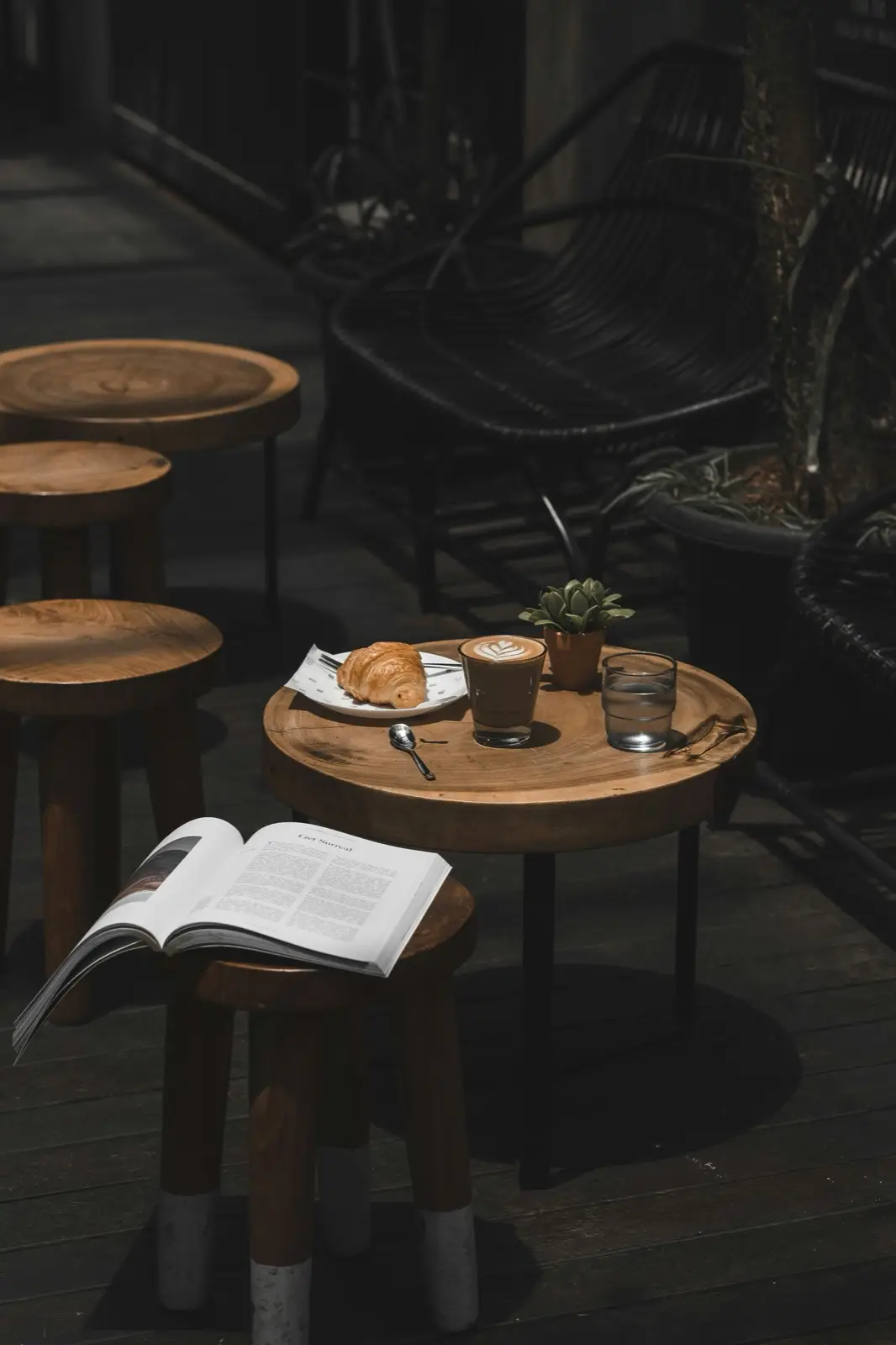 Cafétisch mit Gipfeli und Kaffee auf einer Holzterrasse: Website für Restaurants und Cafés in Thun