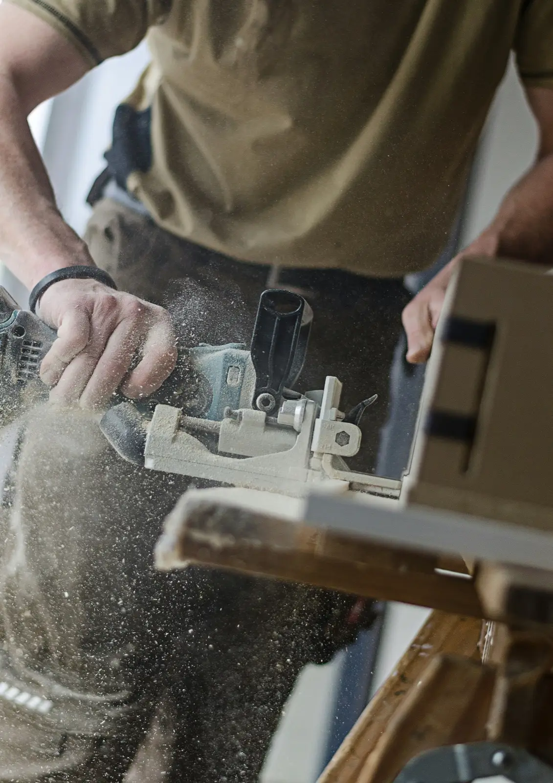 Schreiner fräst ein Holzbrett, Späne fliegen: Website für Handwerksbetriebe in Thun